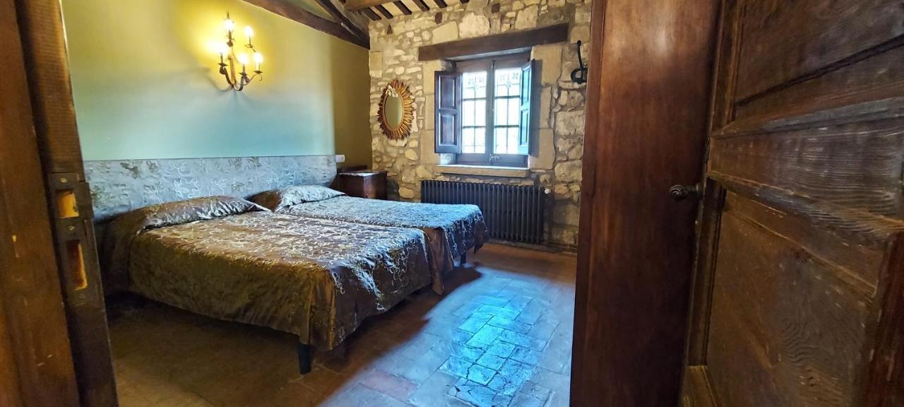 Castell De Llaes Villa Buitenkant foto